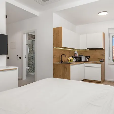 Apartments Bristol Rijeka Exterior photo